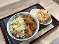 [しぶそば]しぶそば ヤンニョムチキンとゆで野菜のうどん 小海老のかき揚げ