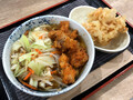 [しぶそば]しぶそば ヤンニョムチキンとゆで野菜のうどん 小海老のかき揚げ