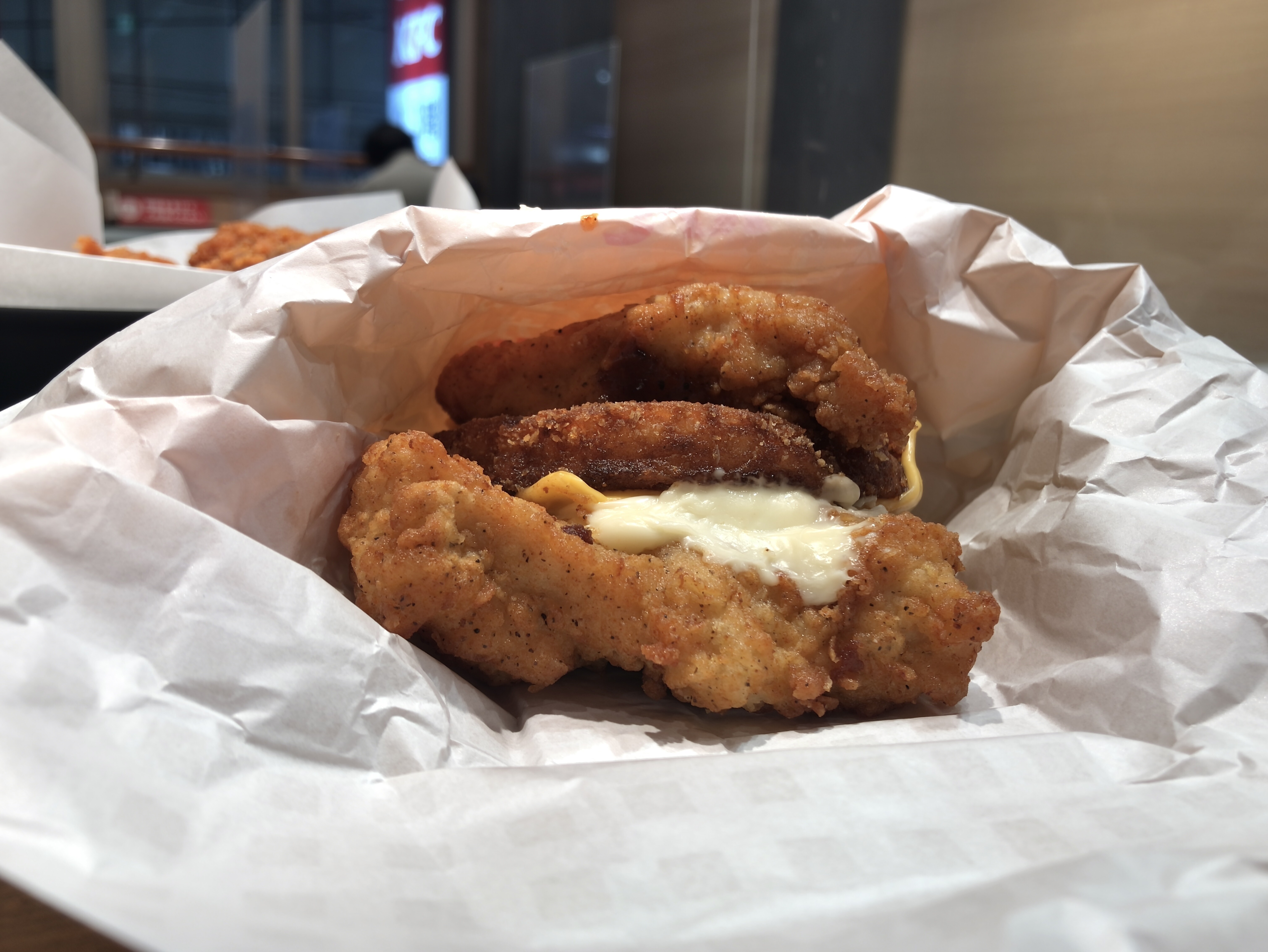 KFC カリホクハッシュのフィレバーガー凄肉 税込み700円 666kcal