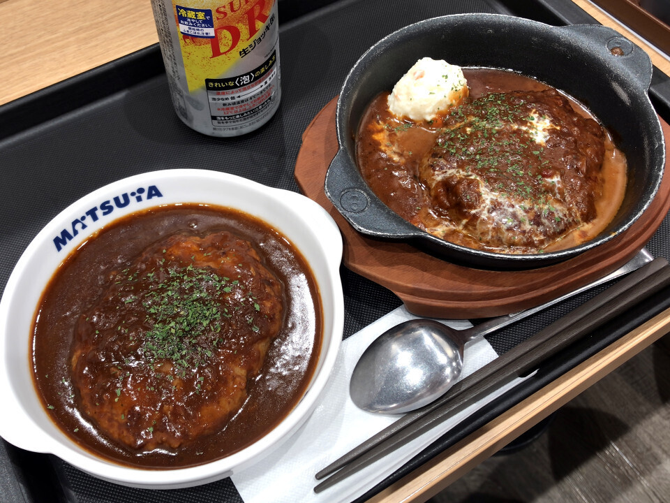 松屋 右:ブラウンソースハンバーグ 左:デミグラスソースハンバーグ
