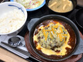 [松屋]たっぷりチーズビーフ100%ハンバーグ定食 税込み1290円 1565kcal