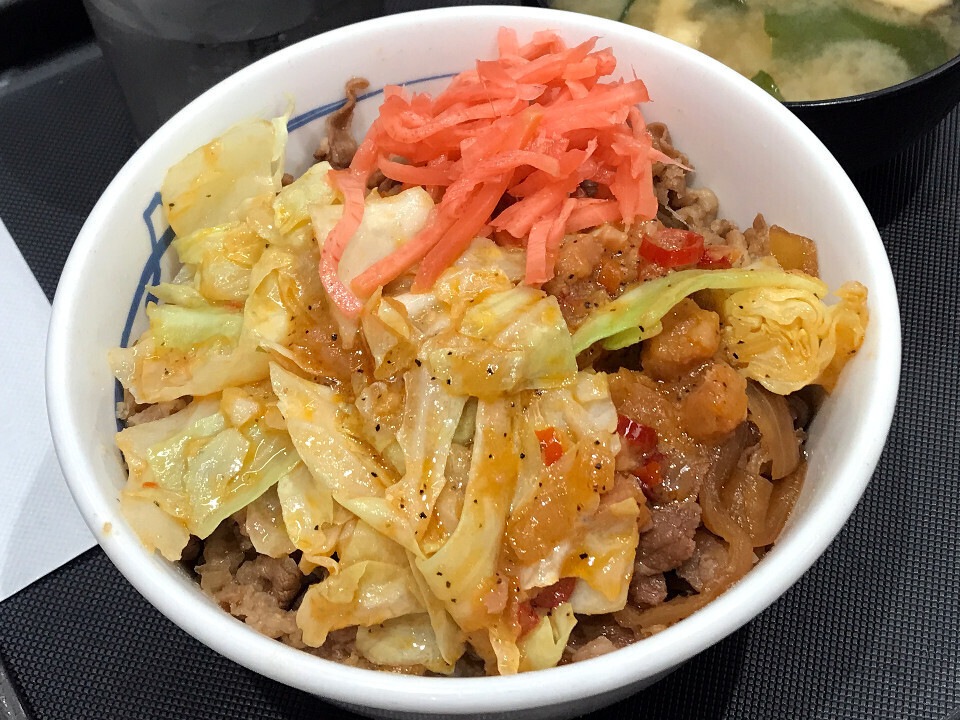 キャベツとベーコンのペペロンチーノ牛めし 税込み650円 834kcal