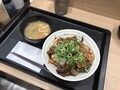 [松屋]豚と茄子の辛味噌炒め丼 税込み730円 833kcal 2024年10月8日発売