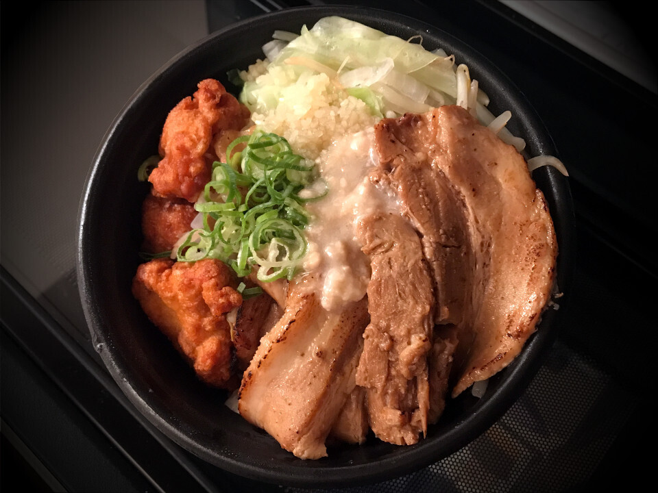 【具材マシ】二郎系厚切りチャーシュー&唐揚げ丼 Uber Eats価格税込み1600