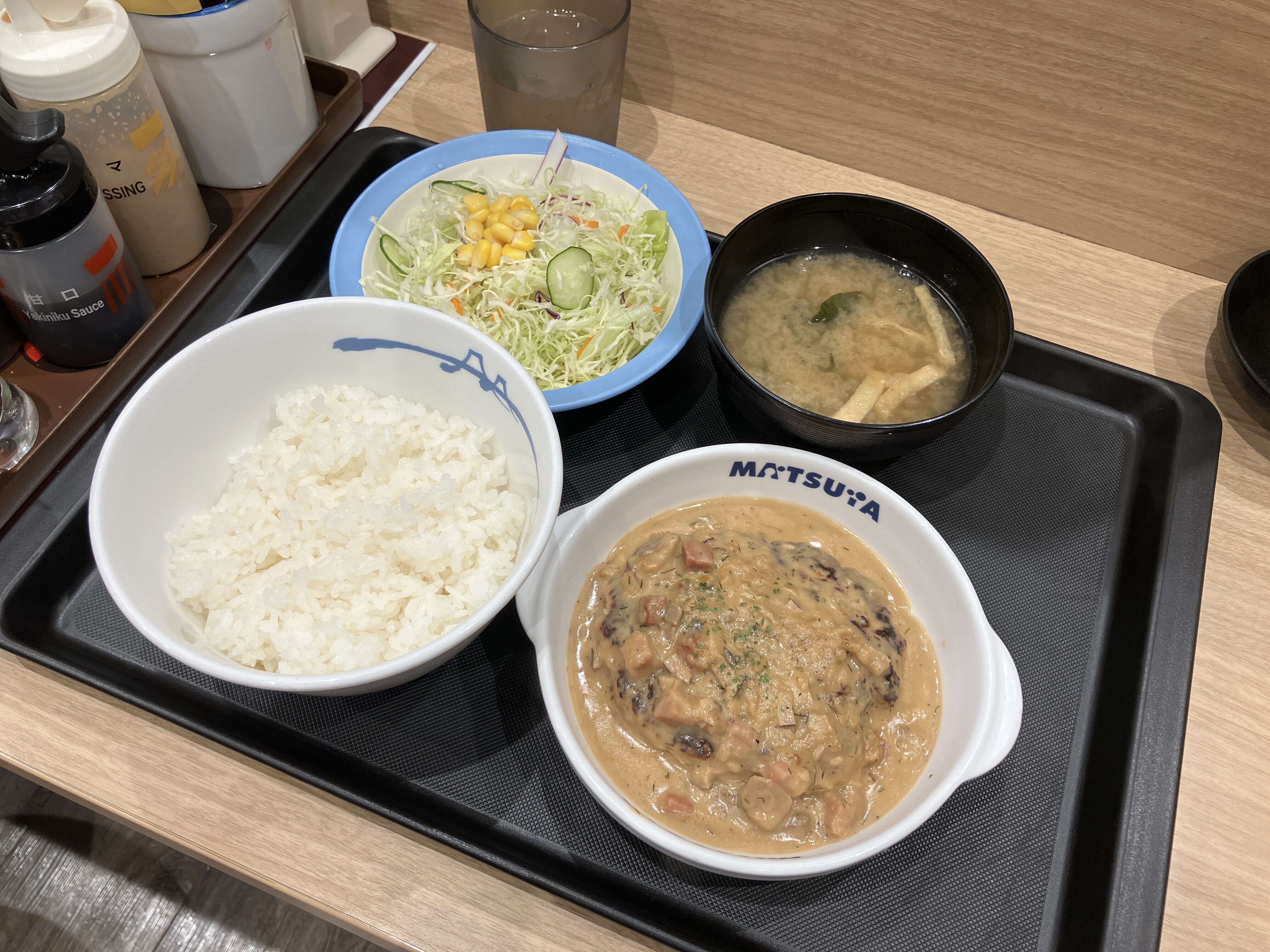 リトアニア風ホワイトソースハンバーグ定食 税込み880円 846kcal