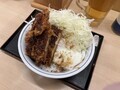 [かつや]ど真ん中ベーコンエッグソースカツ丼 中身