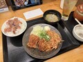 [からやま]旨辛ガーリックからあげと豚キムチ定食 税込み979円 2025年1月24日発売