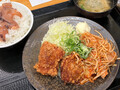 [からやま]旨辛ガーリックからあげと豚キムチ定食 税込み979円 2025年1月24日発売