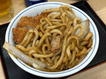[かつや]ホルモン焼きうどんとチキンカツの合い盛り丼 キャベツ抜き