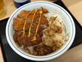 [かつや]ホルモン焼きうどんとチキンカツの合い盛り丼 うどん抜き