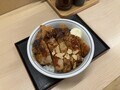 [かつや]トンテキとチキンカツの合い盛り丼 キャベツ抜き 税込み979円