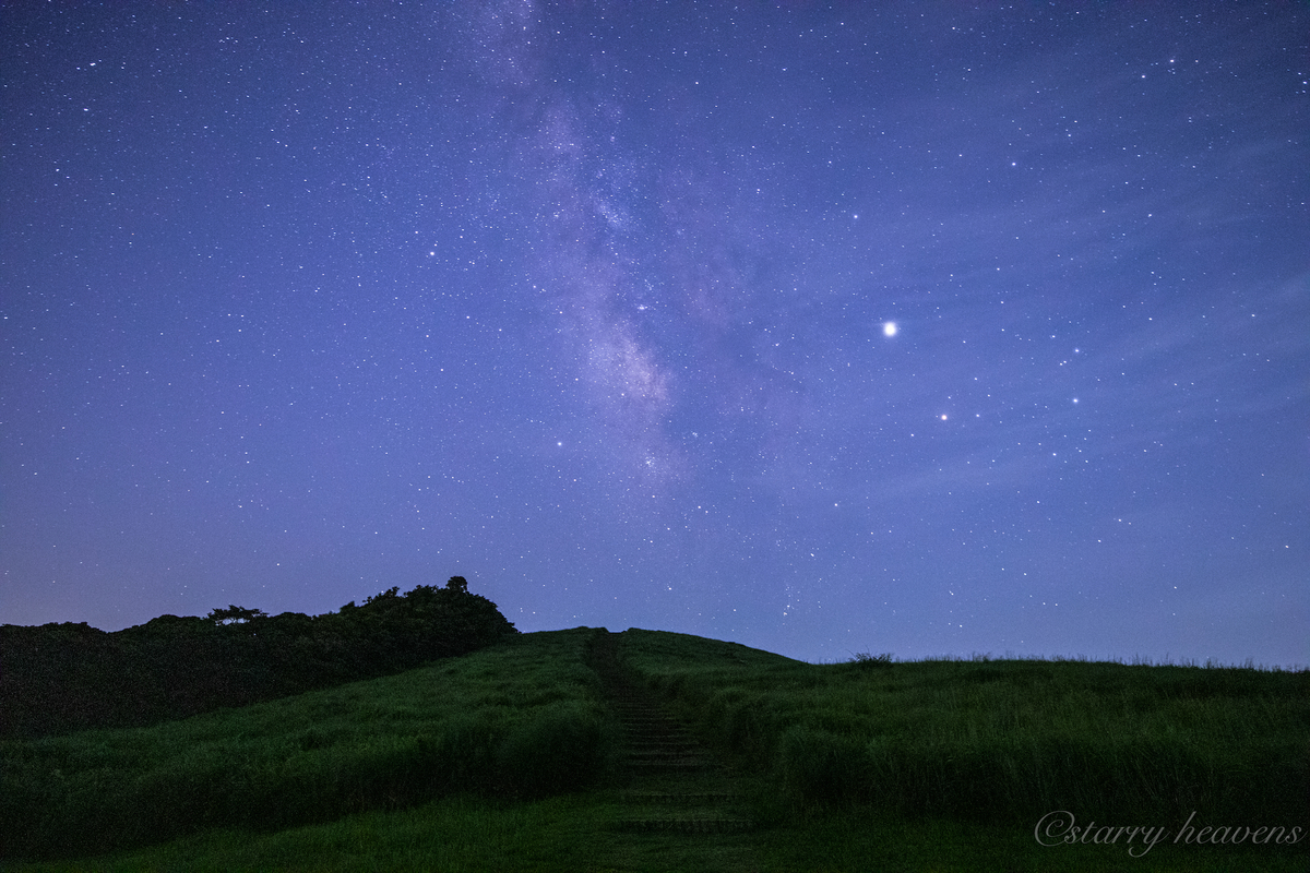 天体撮影記 第105夜】 長崎県 平戸島の川内(かわち)峠の草原に浮かぶ