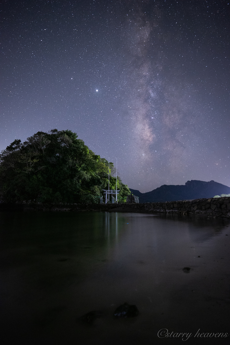 天体撮影記 第142夜】 長崎県 小さな小島の鳥居とさよなら夏の天の川