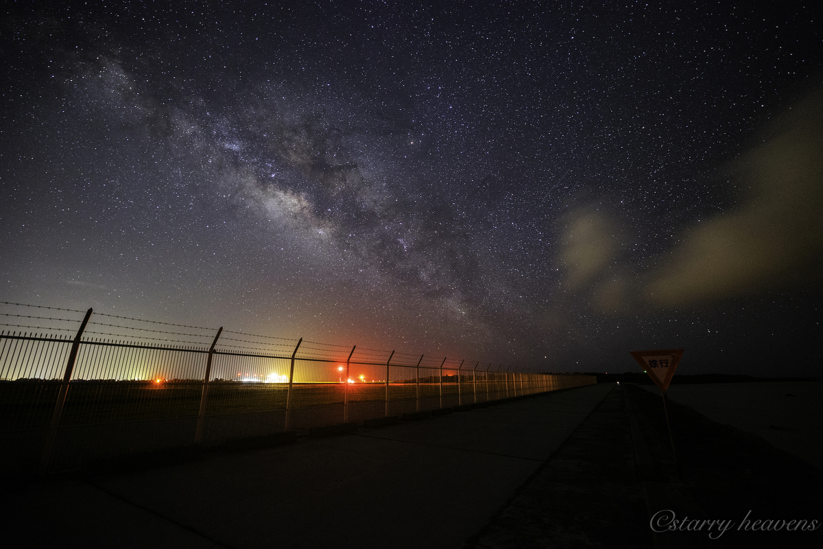 天体撮影記 第161夜 沖縄県 宮古島 伊良部島 17endビーチより下地島空港と夏の天の川を カメラと星景写真の日々