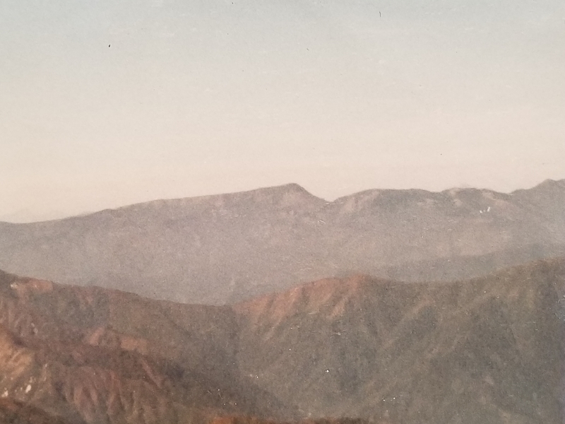 苗場山（左）