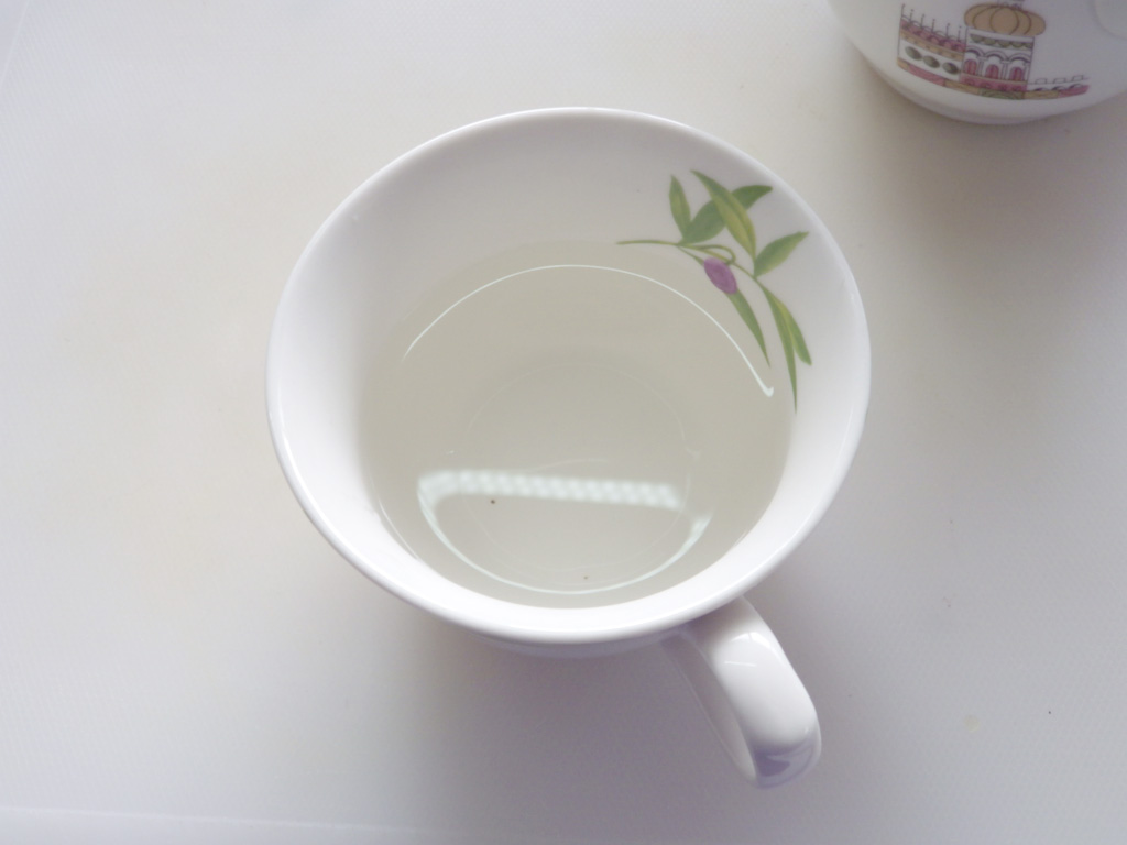 生の葉で煎れた柿の葉茶