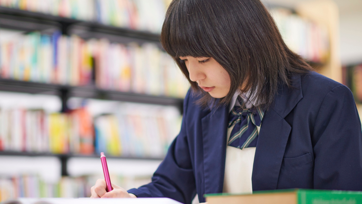 正しい勉強法で勉強する高校生