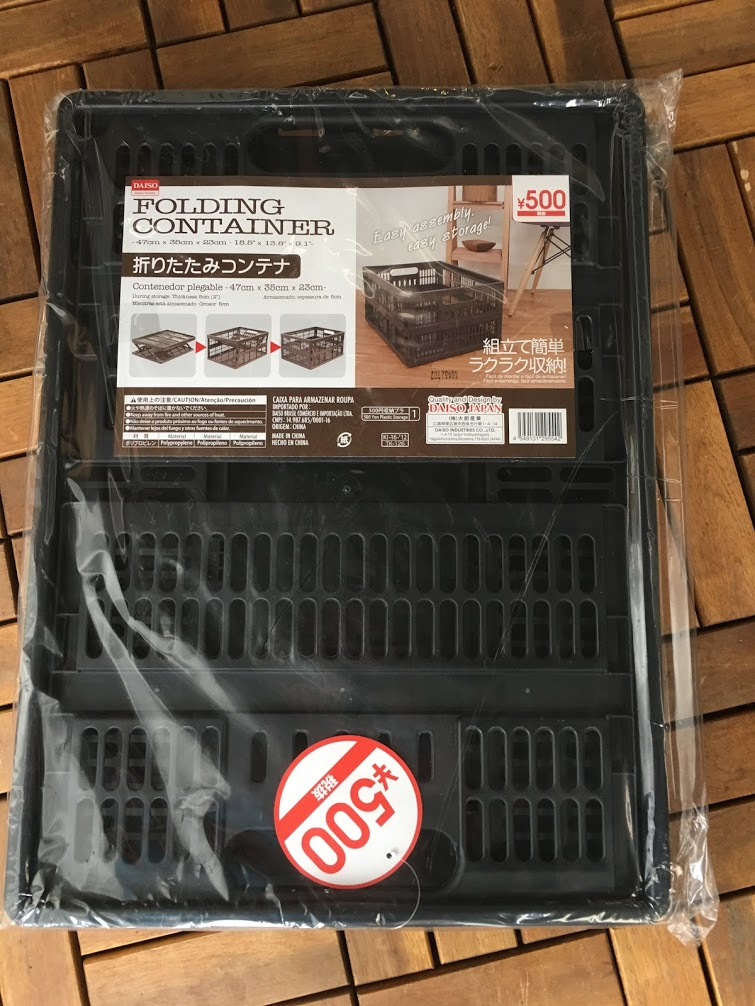 部屋の薪置きにはダイソーのコンテナがピッタリでした 薪とともに