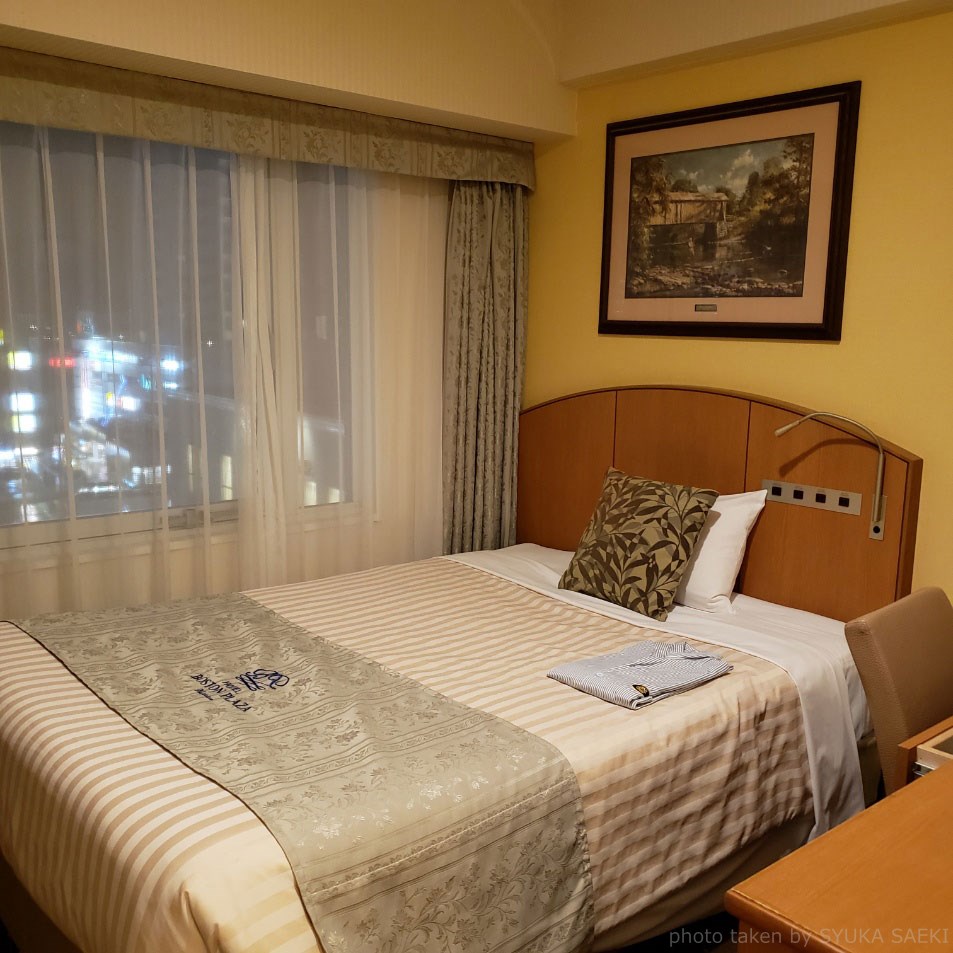 <img src=”kusatsu.shiga.jpg” alt=”ホテルのシングルルーム”/>
