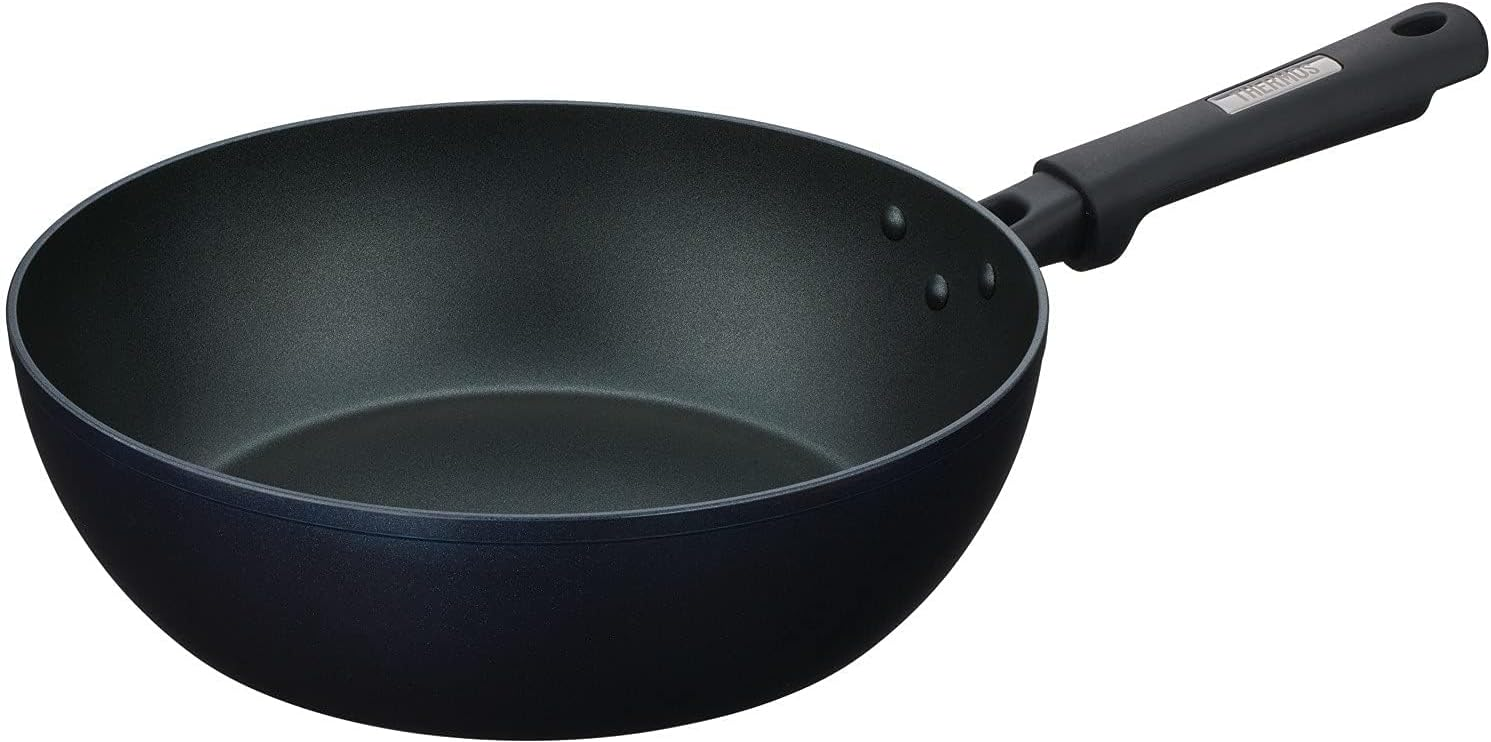 サーモス プラズマ超硬質コート 炒め鍋 28cm IH対応 ミッドナイトブルー KFC-028D MDB（Amazon商品ページより引用）