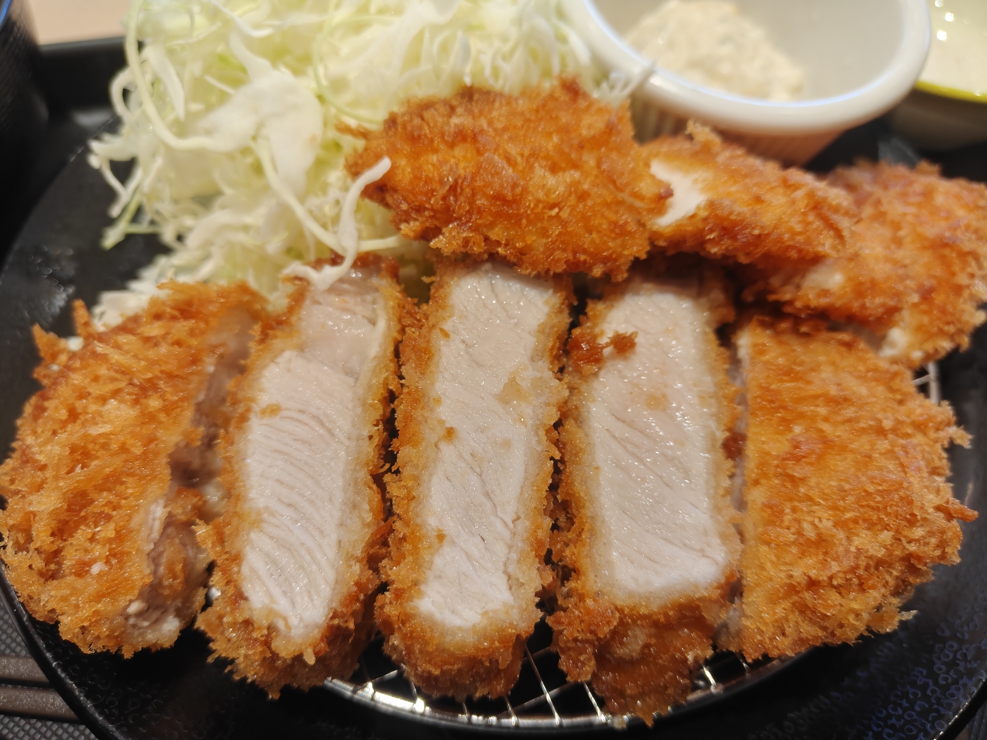松のや 25周年 大麦豚厚切りリブロースかつ 拡大実物画像 実食断面のアップ画像
