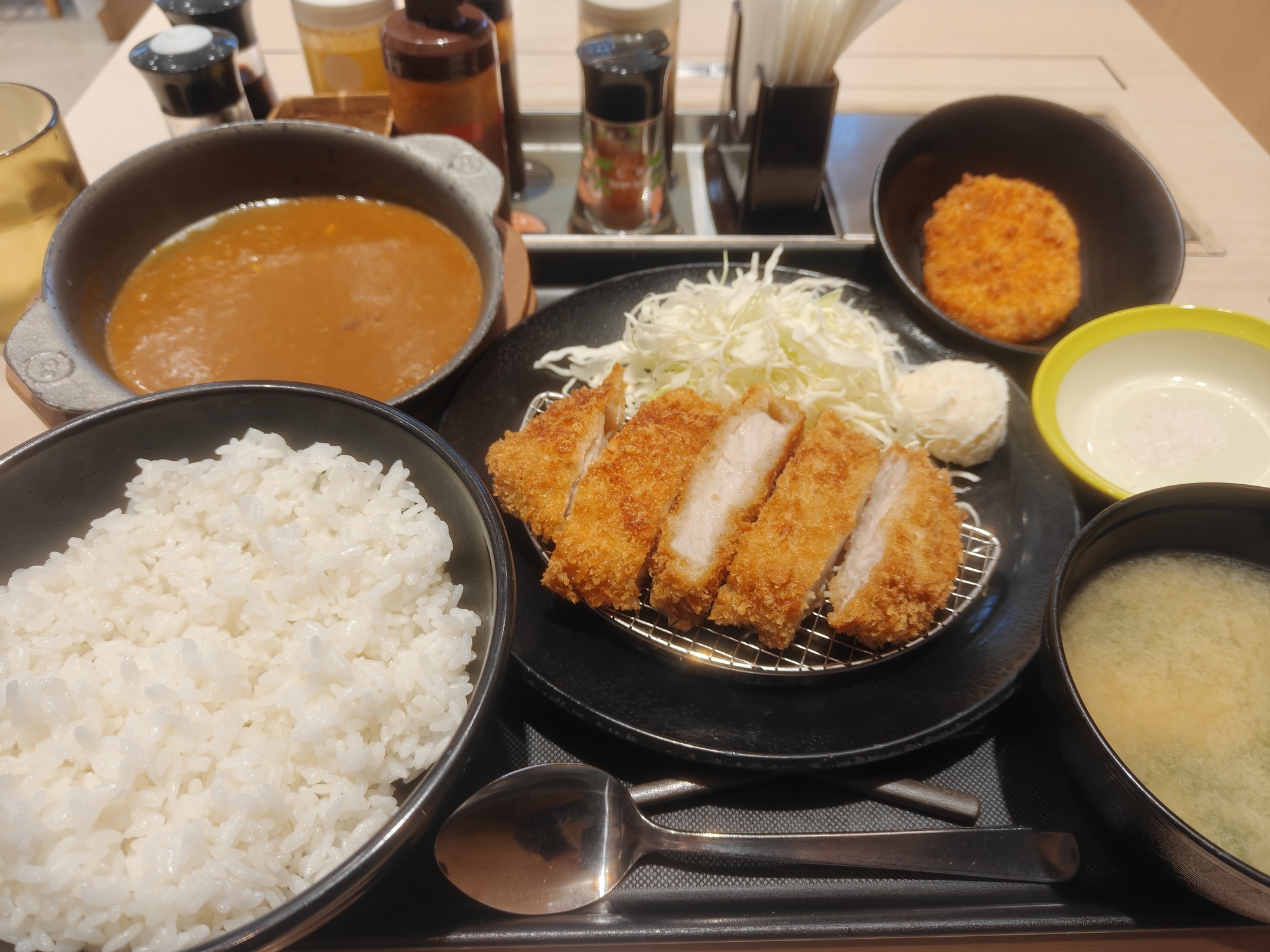 松のやマイカリー併設店無限カレー　ロースカツ定食+単品マイカレーソース実物画像
