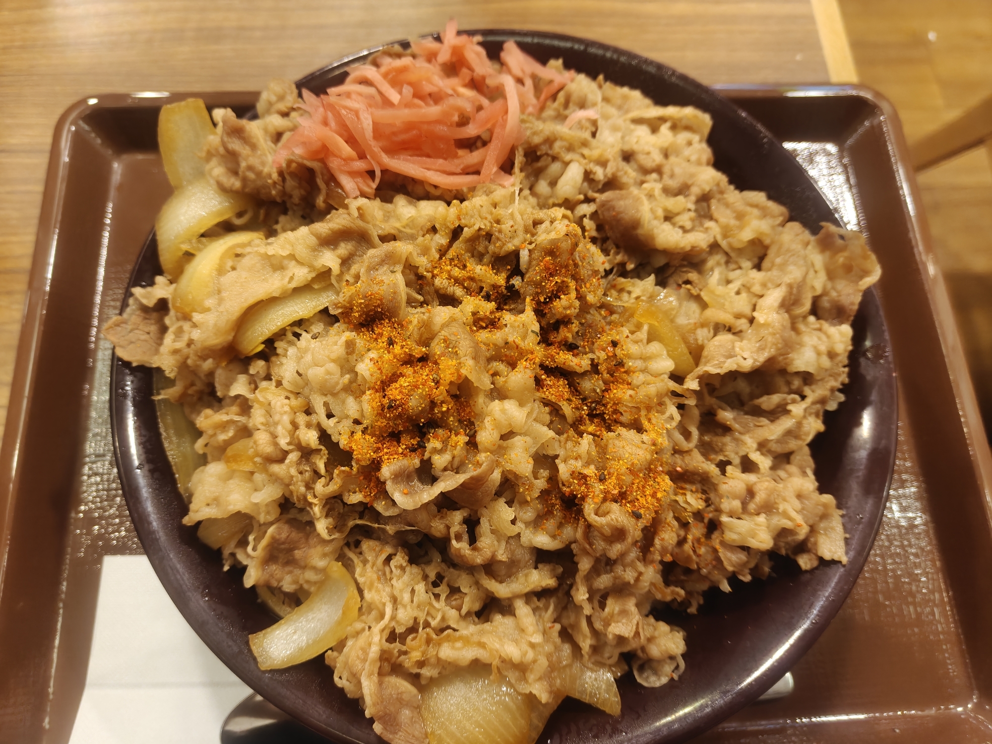 すき家キング牛丼2026年4月紅しょうが付きトップアングル実物画像 肉6倍1.1kg超