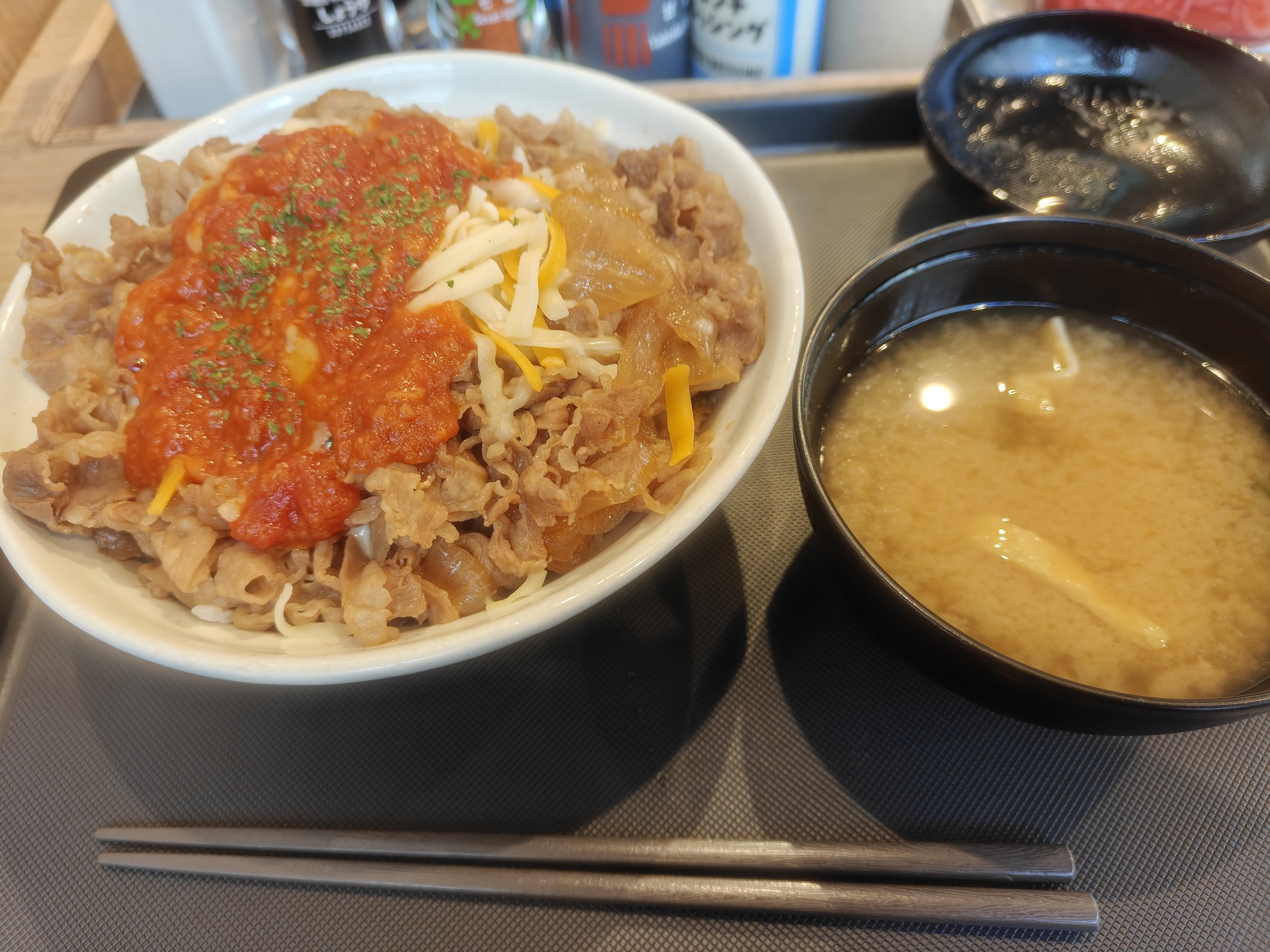 2026年4月23日 松屋 うまトマチーズ牛めし 全体画像 実物 実食レビュー