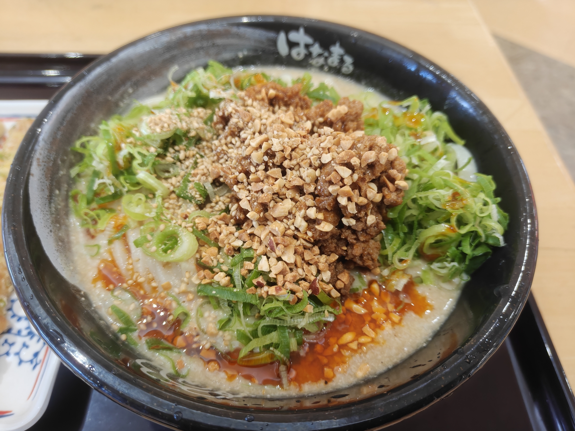 はなまるうどん 冷やし白ごま担々うどん 実物拡大