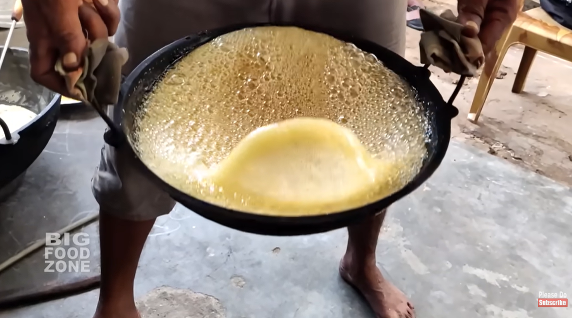 インド ソアンパプディの調理手順2 さらに材料を加え水飴状にする