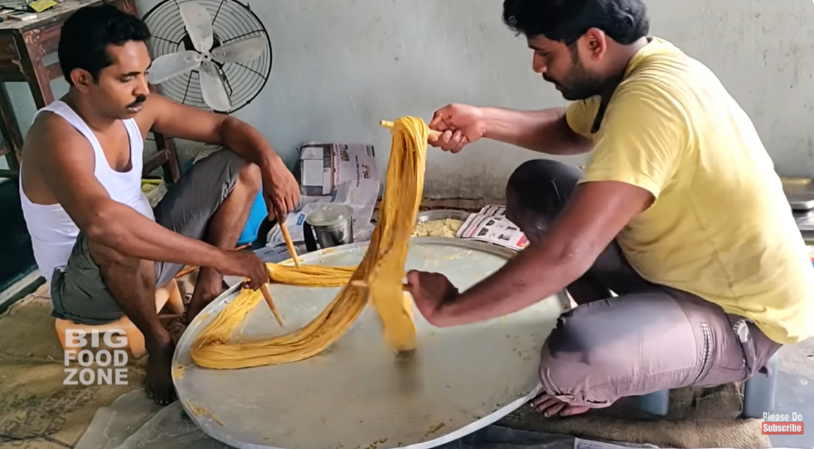 インド ソアンパプディの調理手順5 輪を二重、三重と輪を増やしては伸ばしを繰り返す