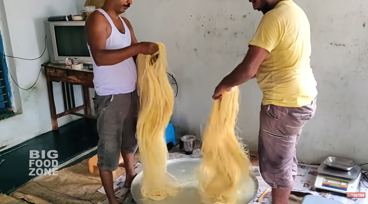 インド ソアンパプディの調理手順7-1 細い繊維状になるのでほぐす