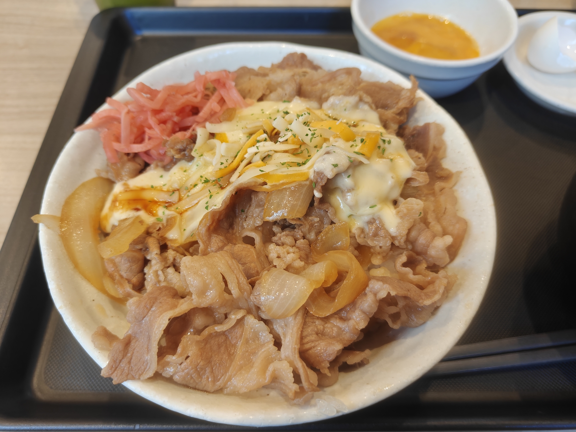 2026年5月 松屋 チーズ牛めし特盛・牛肉とゴーダチーズの拡大写真
