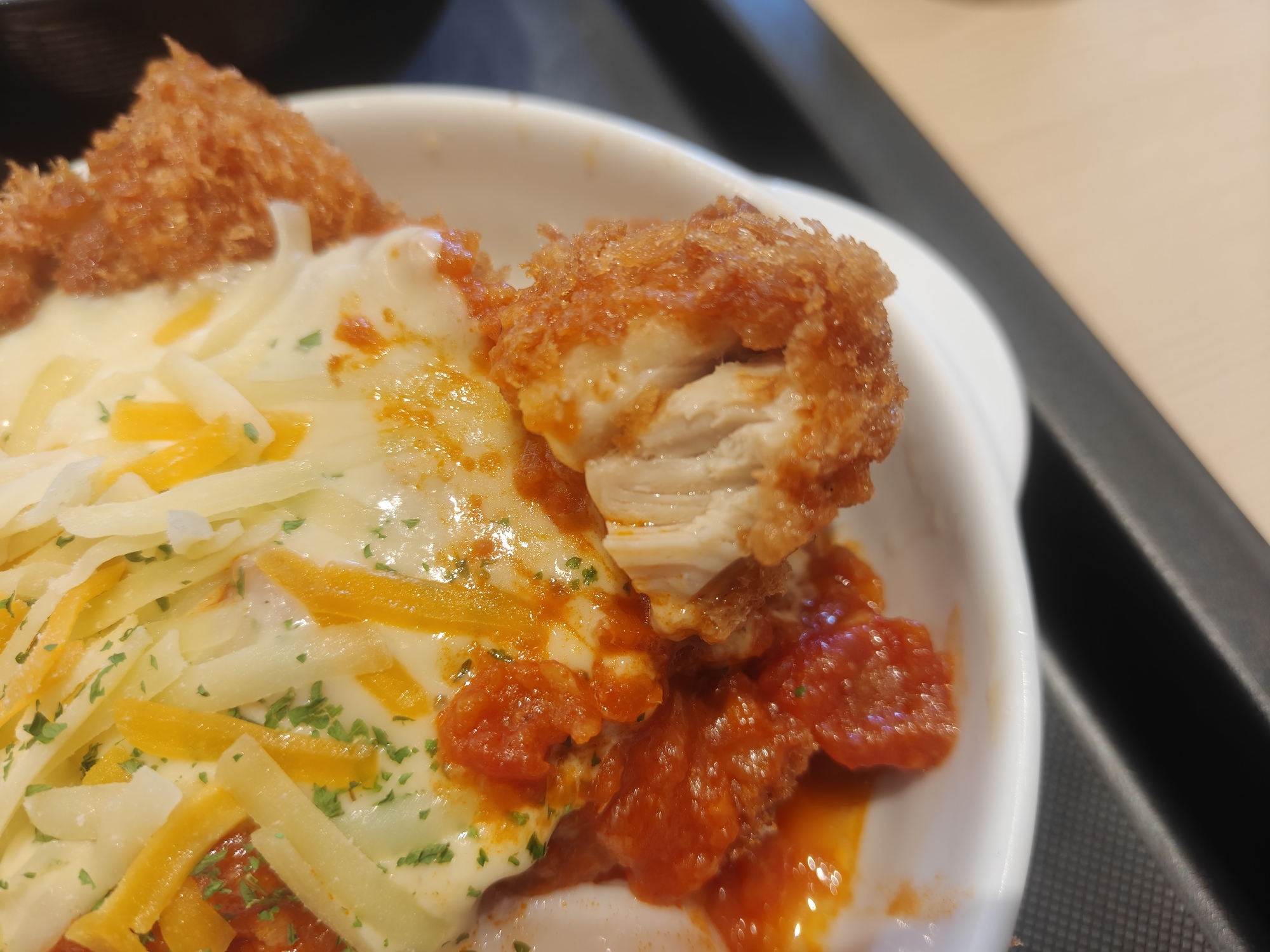 松のや 2026年6月 期間限定 チーズうまトマジャンボチキンかつ定食 1,280円 実食レビュー 断面拡大