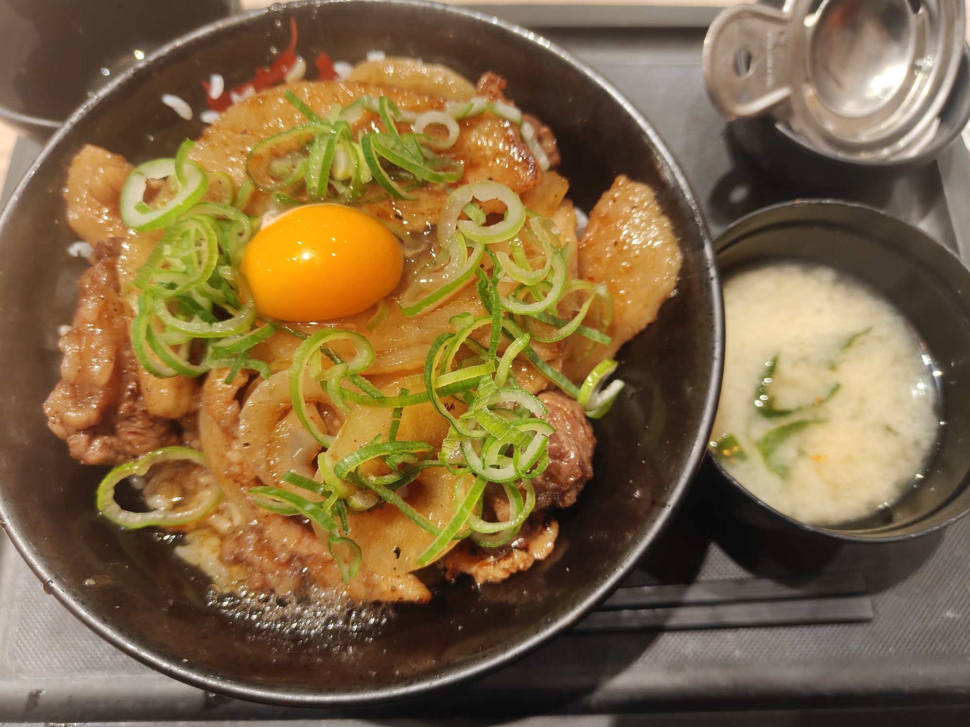 2026年6月 期間限定 すた丼 厚切りコンビすたみな焼肉丼 実食レビュー 全体