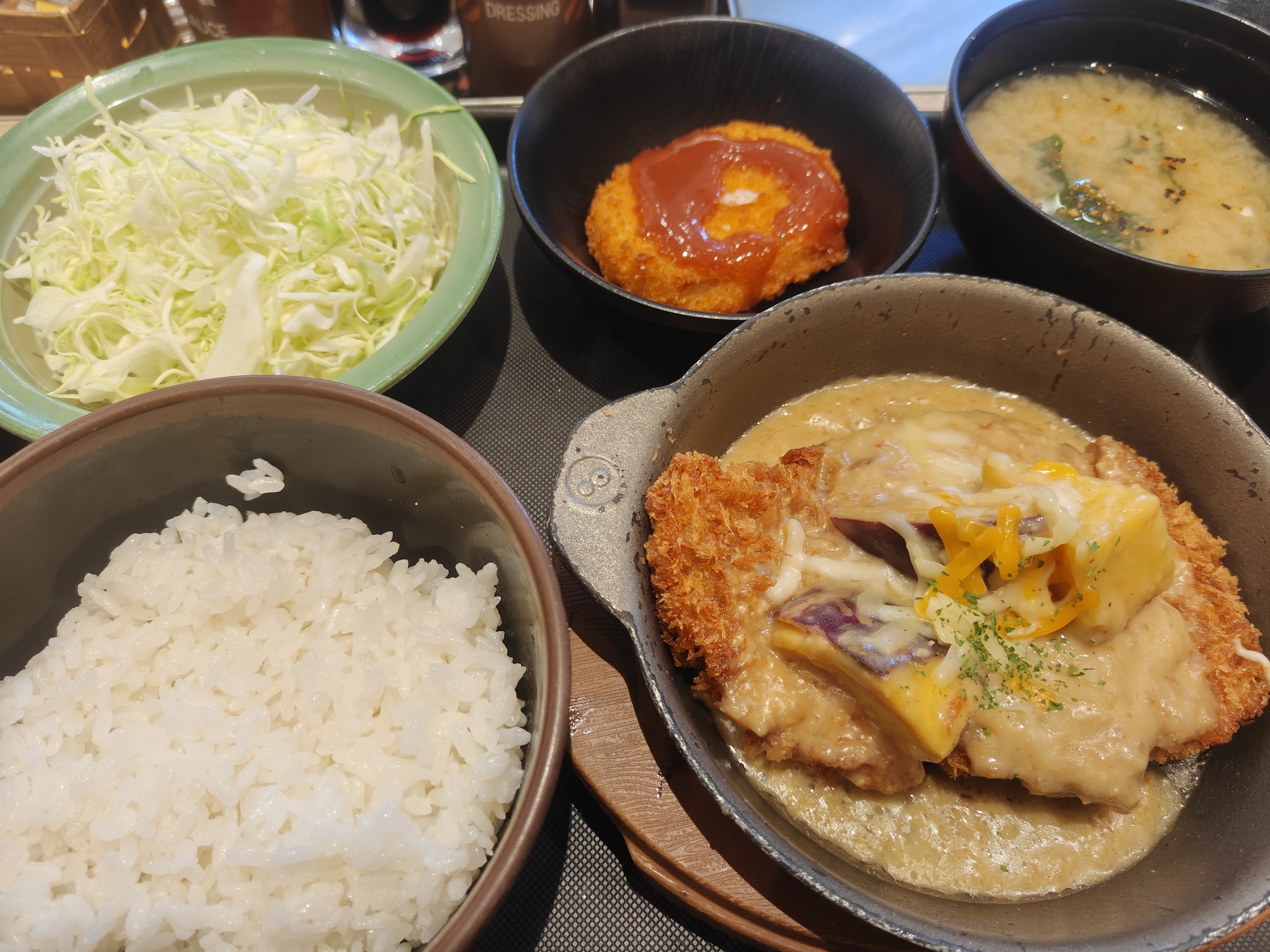 2026年6月 期間限定 松のや シュクメルリロースかつ定食 実食レビュー 定食全体