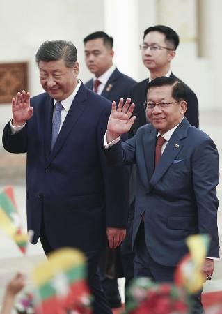 2026年6月16日 歓迎式典に臨む中国の習近平国家主席(手前左)とミャンマー親軍政権の大統領を務めるミンアウンフライン氏(同右)=16日、北京の人民大会堂