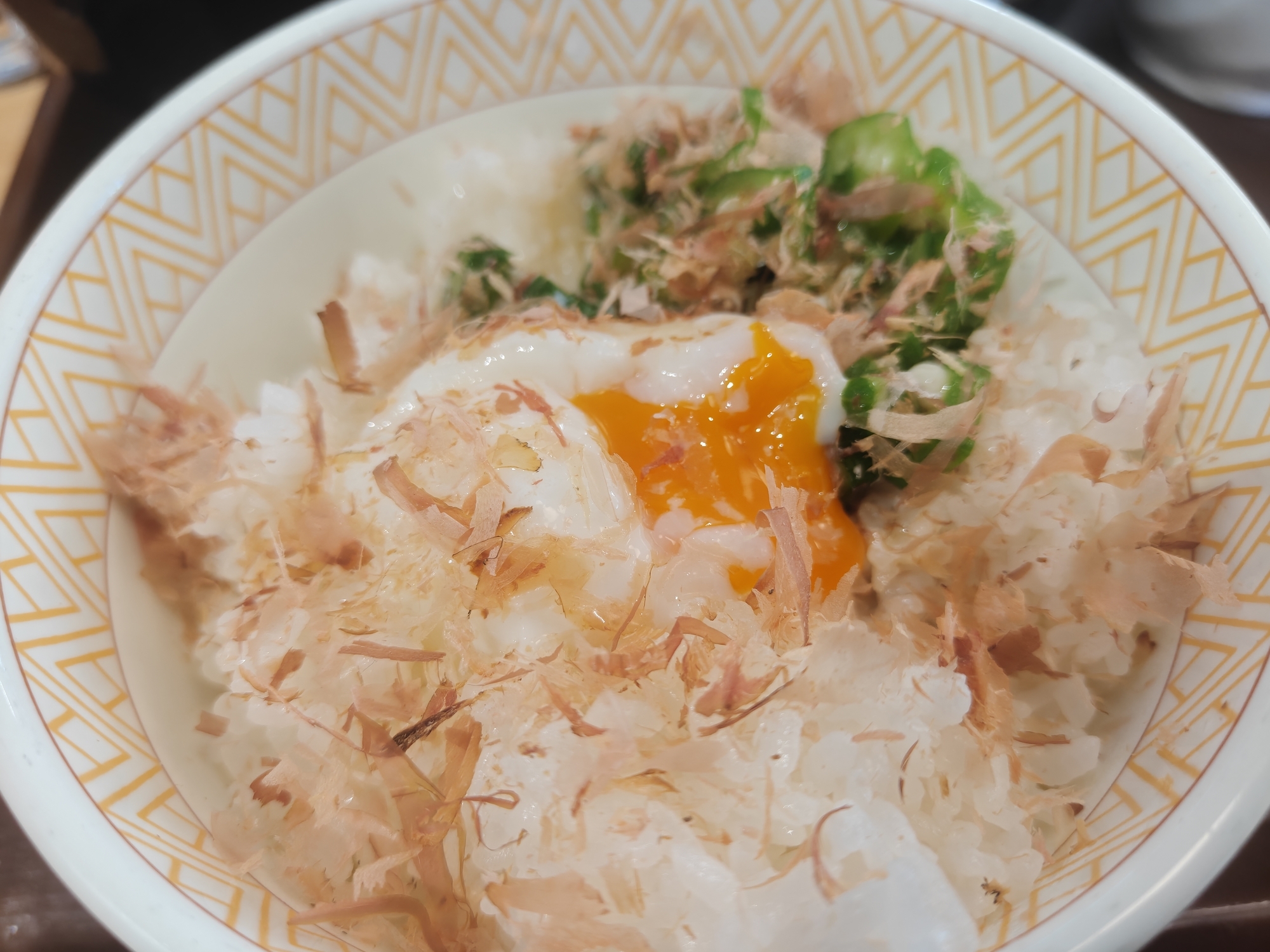 すき家 まぜのっけ朝食 まずい？美味しい？口コミ・実食レビュー・カロリーまとめ【2026年7月】 牛まぜのっけ朝食 載せた状態