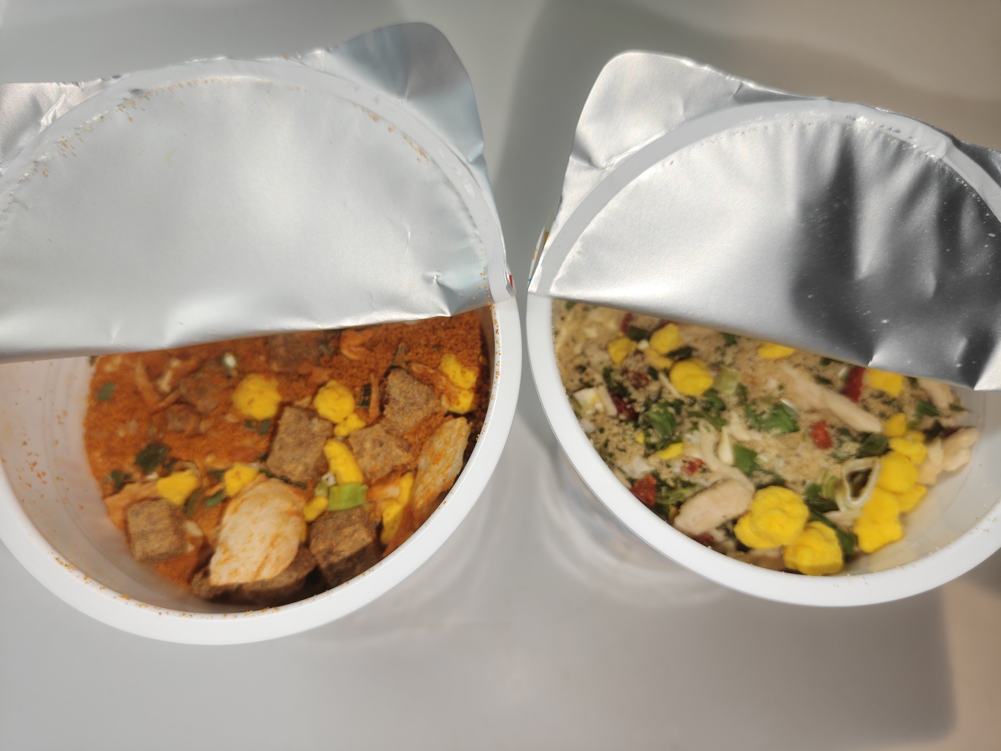 日清 冷しカップヌードル まずい？美味しい？口コミ・実食レビュー・どこで買えるかまとめ ピリ辛キムチ味 鶏塩レモン味 開封画像