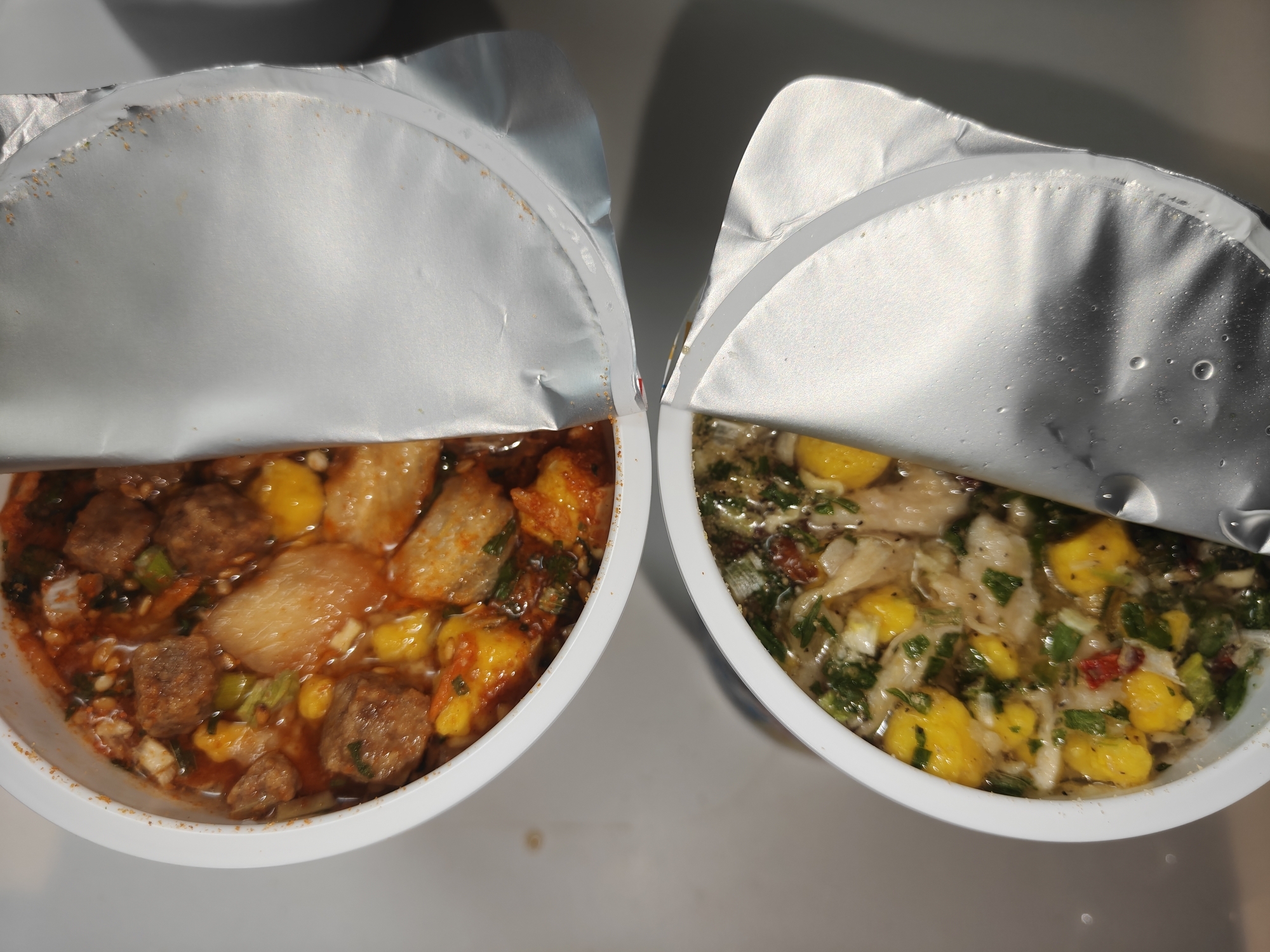 日清 冷しカップヌードル まずい？美味しい？口コミ・実食レビュー・どこで買えるかまとめ ピリ辛キムチ味 鶏塩レモン味 冷水入れた状態