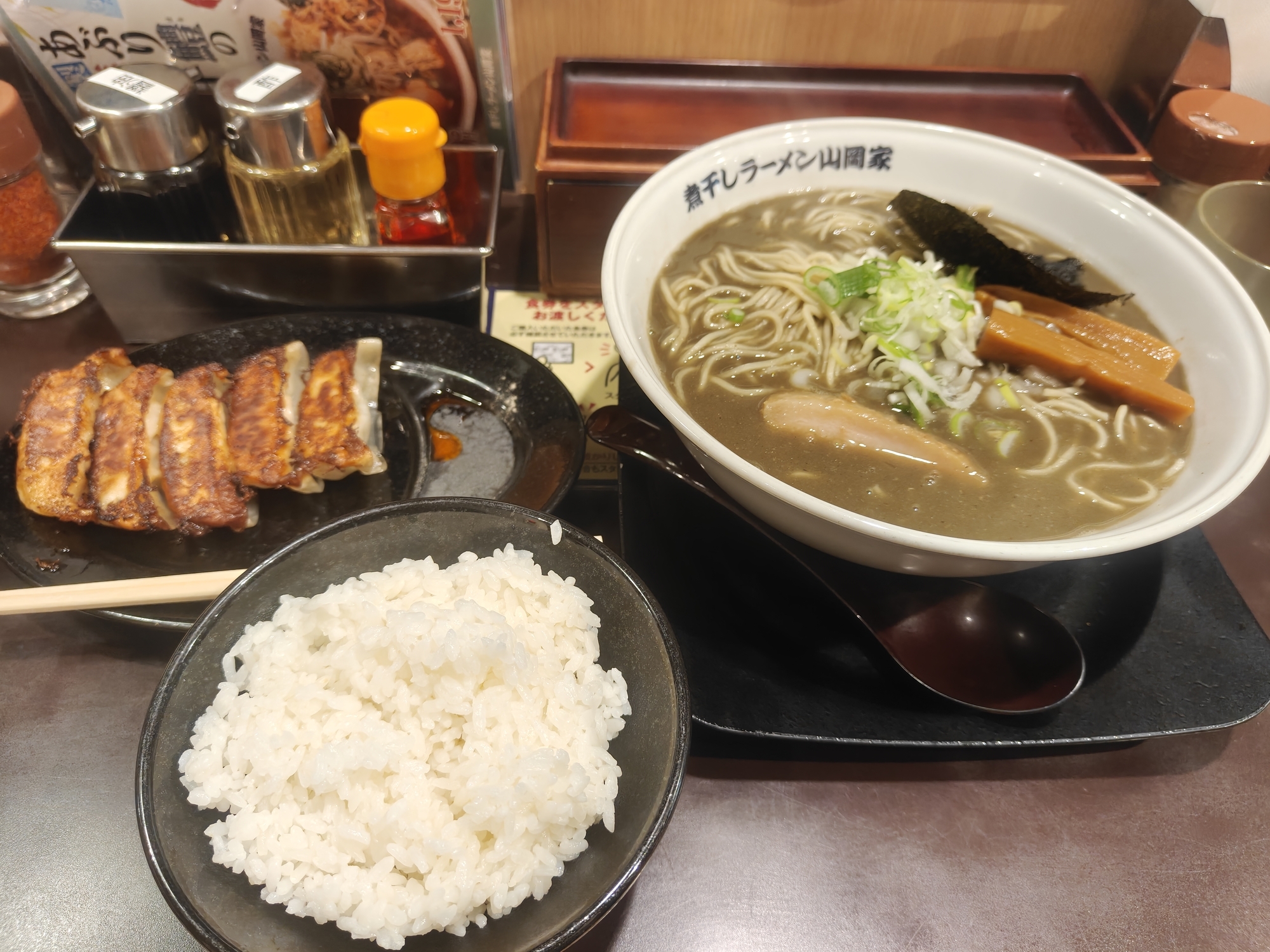 煮干しラーメン山岡家 まずい?美味しい?口コミ・実食レビュー【2026年8月】 極濃煮干し豚骨ラーメン 注文全体