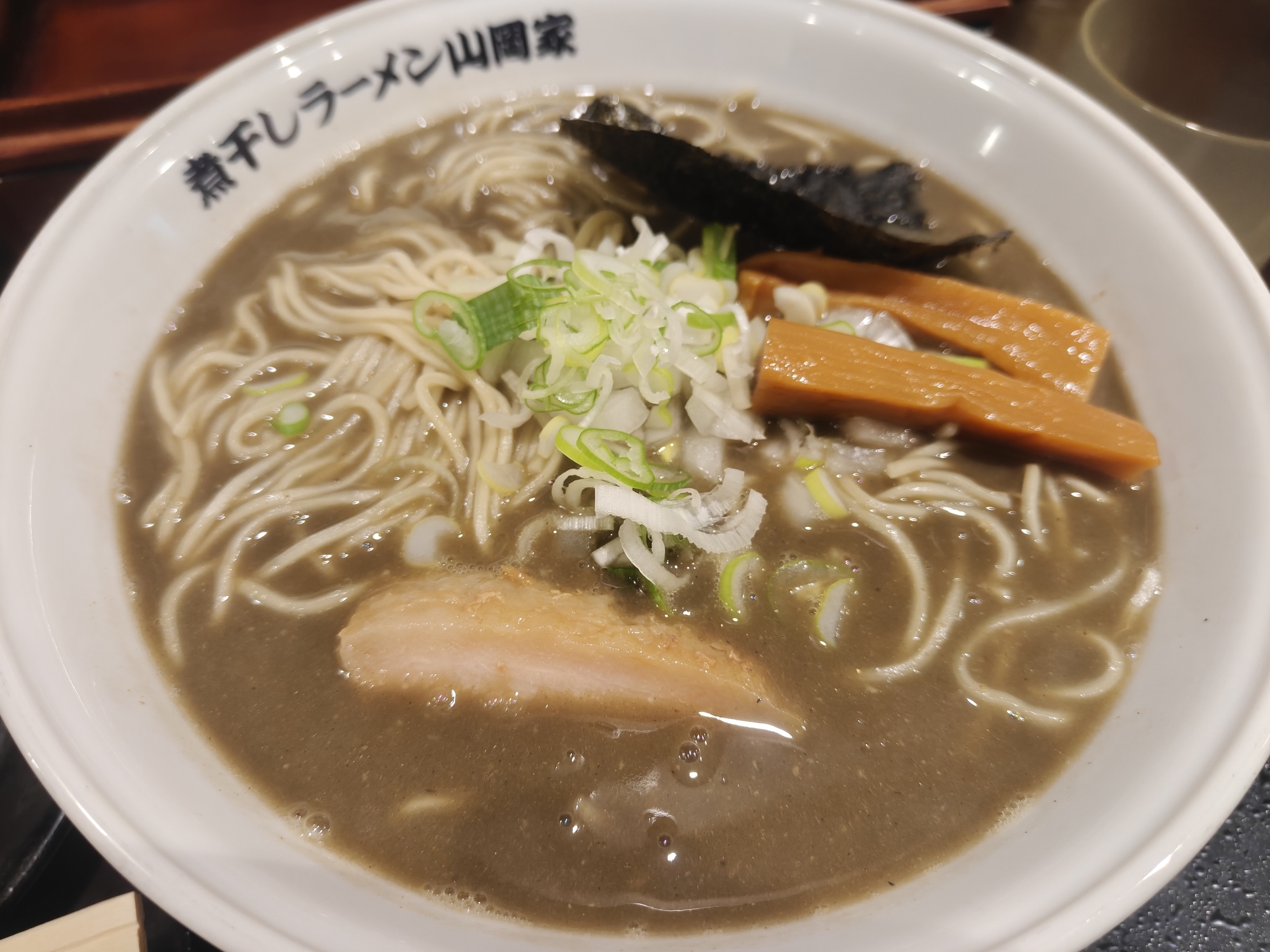 煮干しラーメン山岡家 まずい?美味しい?口コミ・実食レビュー【2026年8月】 極濃煮干し豚骨ラーメン 拡大