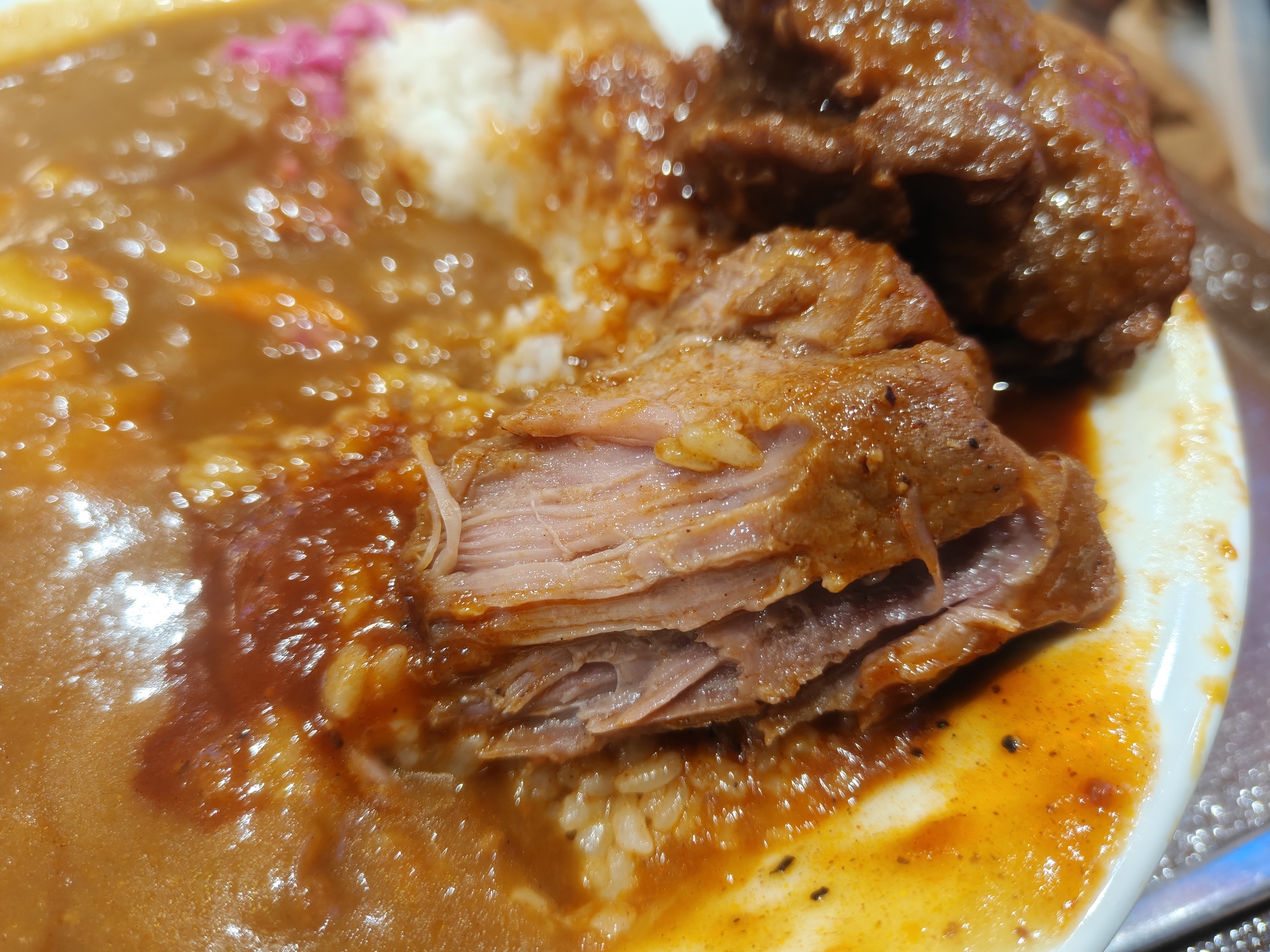 すき家 ポークロックカレー まずい？美味しい？口コミ・実食レビュー ポークロック断面