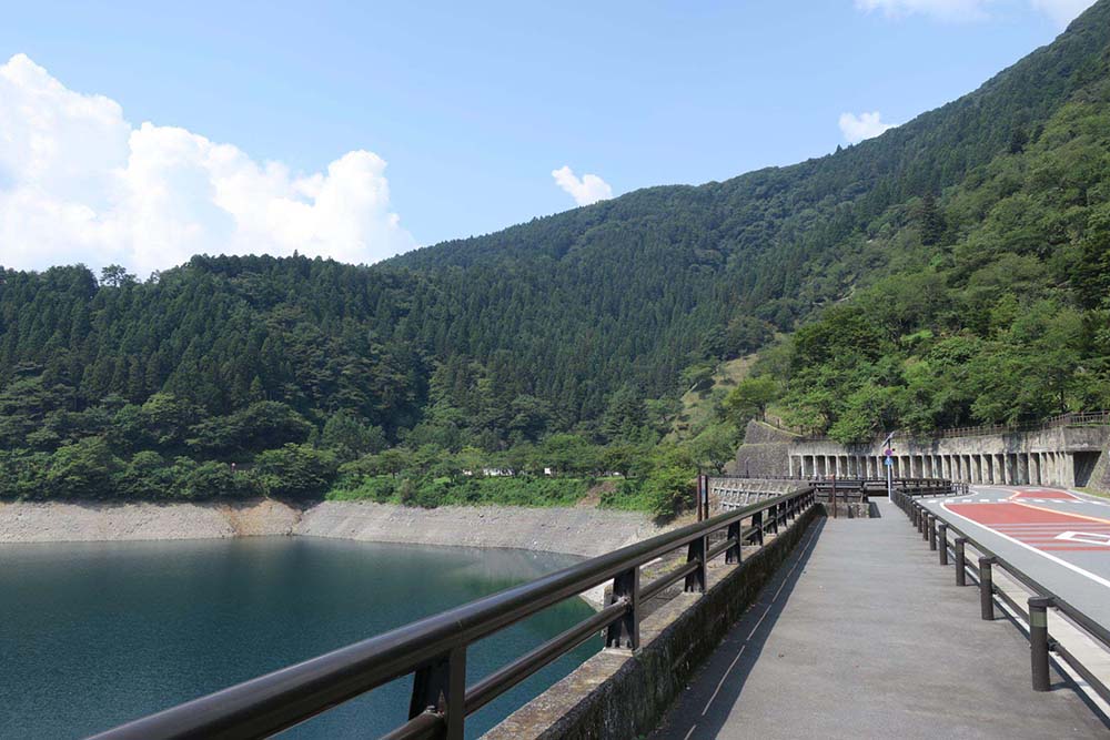奥多摩湖湖畔の散策路