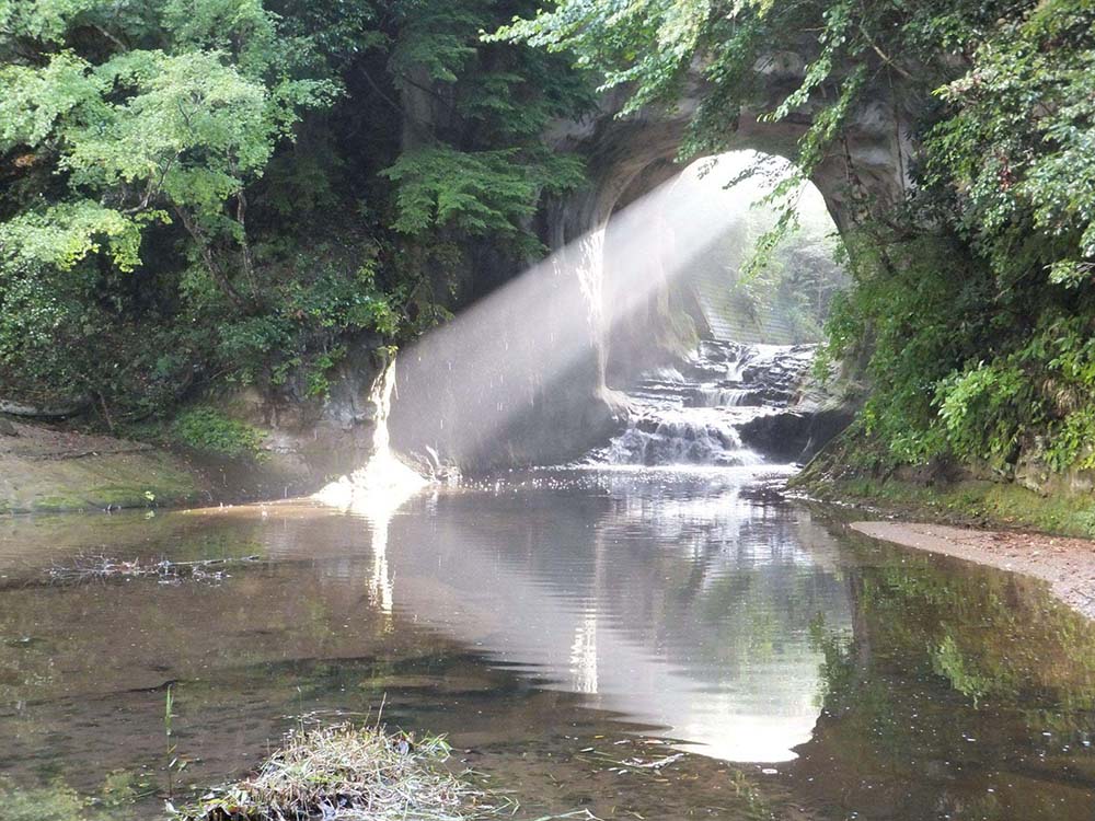 亀岩の洞窟から差し込む光