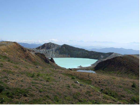 白根山の火口湖