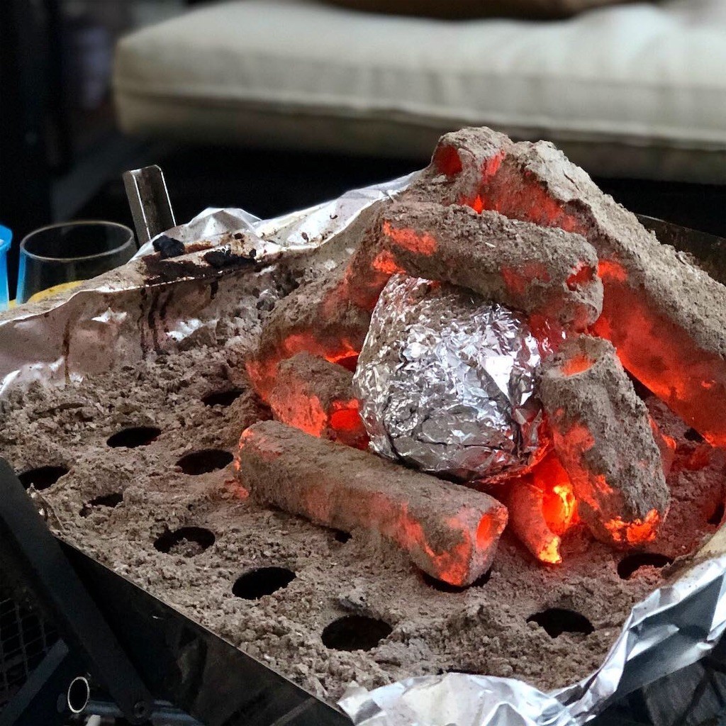 炭でゆっくりと焼き芋を焼くのが一番美味しいかもしれない