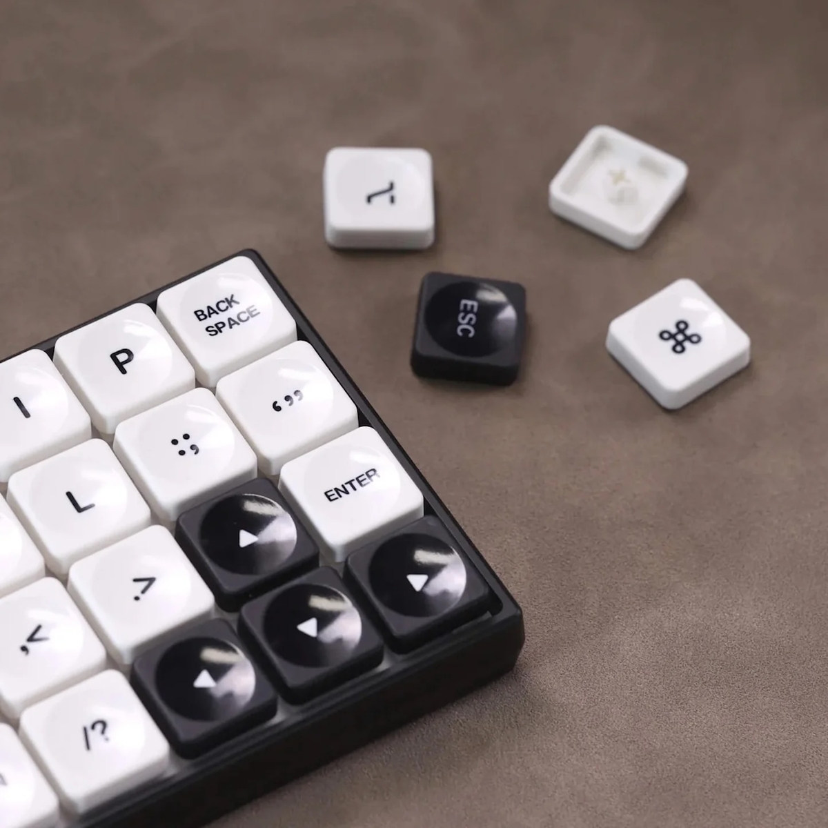 Geonix Rev.2 40%キーボード 本体 交換用キーキャップ付き Geonix Rev.2 40%キーボード 本体 交換用キーキャップ付き