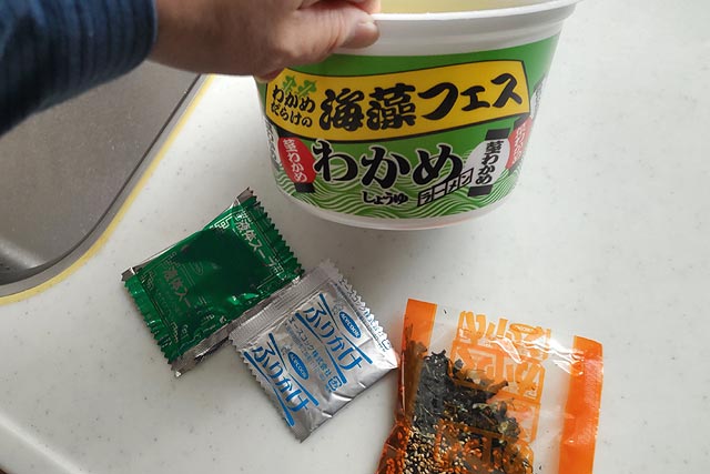 エースコックのわかめラーメン わかめだらけの海藻フェス - VFRで