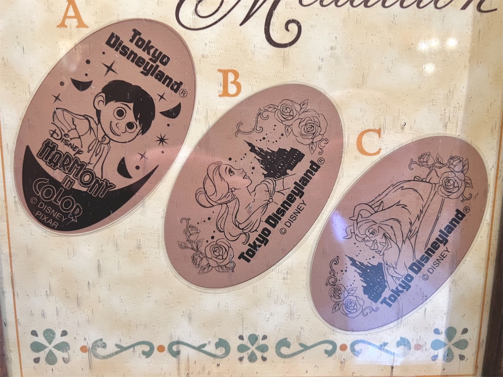 ディズニーストア　メダル スーベニアメダル】この春新作メダル！ハモカラデザイン全13種類